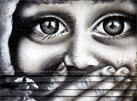 عکس با کیفیت از نقاشی خیابانی با طرح سکوت کودک