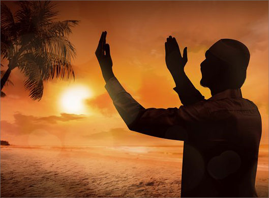 تصویر با کیفیت از تضرع و راز و نیاز مرد مسلمان با خدا در غروب خورشید در کنار ساحل دریا