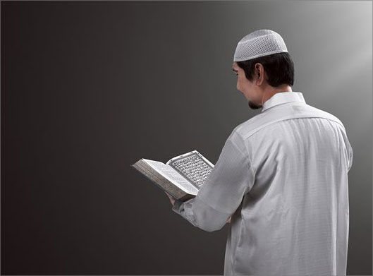 تصویر با کیفیت از مرد مسلمان عرب در حال قرائت قرآن