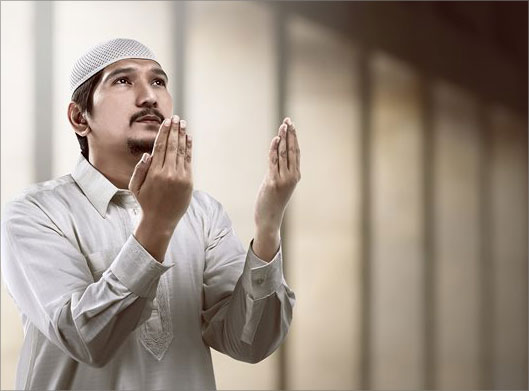 عکس با کیفیت از مرد مسلمان در حال عبادت و راز و نیاز با خدا