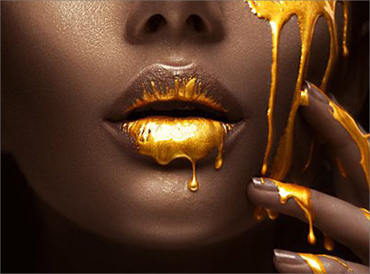 عکس با کیفیت از پوستر لوکس با طرح زن با لب های طلایی