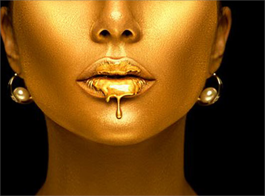 دانلود عکس با کیفیت از زن با صورت و لب های طلایی