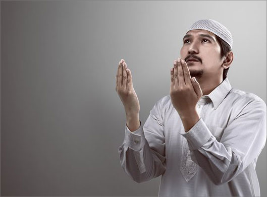 عکس با کیفیت از مسلمان در حال عبادت خدا و قنوت