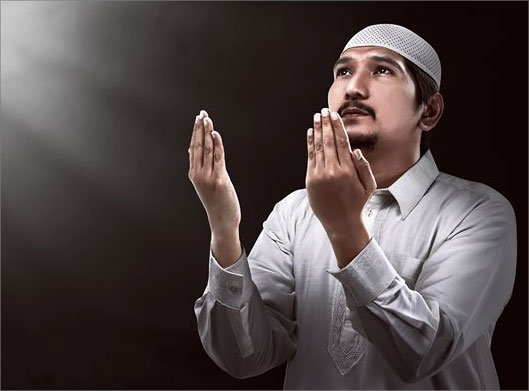 عکس با کیفیت از مرد مسلمان در حال عبادت و دست های دعا