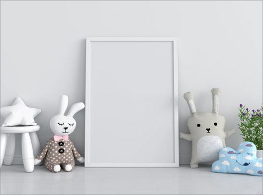 تصویر با کیفیت از قاب سفید در اتاق کودک و عروسک