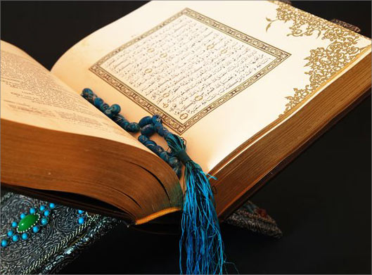 عکس با کیفیت از قرآن روی رحل و تسبیح