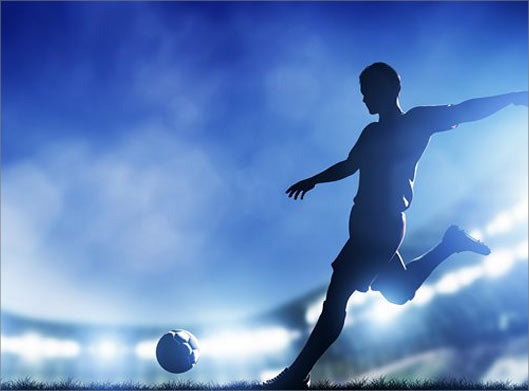 دانلود عکس با کیفیت از فوتبال و پسر جوان در حال شوت کردن توپ