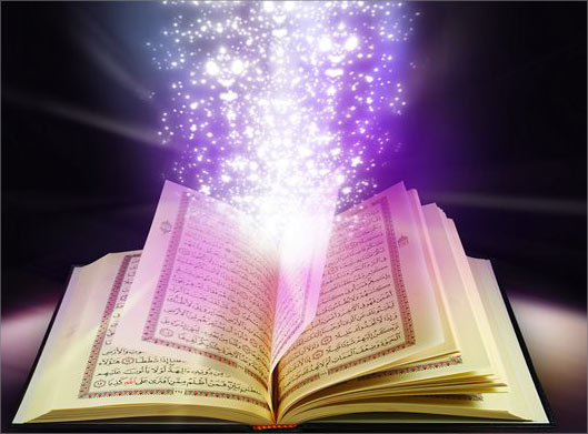 تصویر با کیفیت از کتاب قرآن باز شده و نورهای درخشان