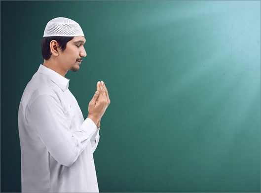 دانلود عکس با کیفیت از مرد مومن و مسلمان در حال قنوت و عبادت