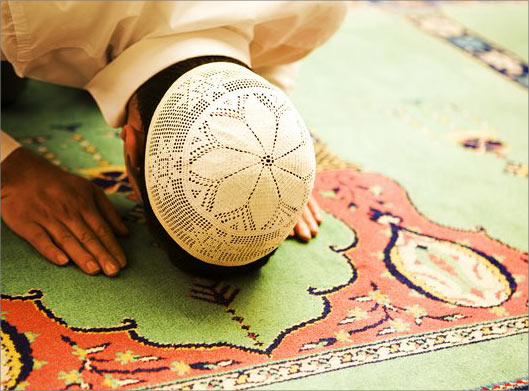 دانلو عکس با کیفیت از مرد مسلمان در حال سجده و نماز خواندن