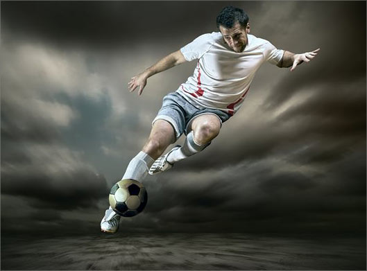 تصویر با کیفیت از مرد فوتبالیست در حال شوت کردن توپ فوتبال