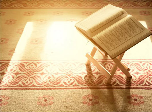 عکس با کیفیت از قرآن روی رحل در مسجد