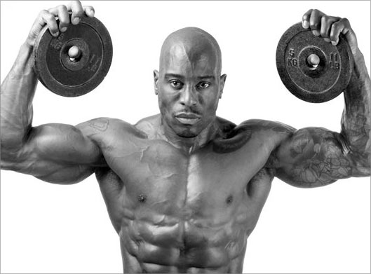 عکس سیاه و سفید از مرد بدنساز و وزنه ها