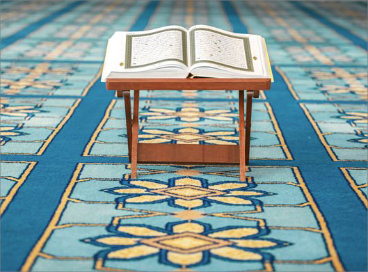 دانلود عکس با کیفیت از رحل قرآن در مسجد