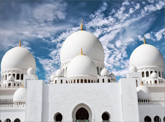 تصویر با کیفیت از نمای بیرونی مسجد سفید شیخ زاید در دبی