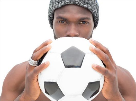 تصویر با کیفیت از مرد سیاه پوست و توپ فوتبال