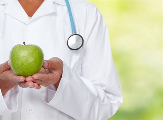 عکس با کیفیت از سیب سلامتی و پزشک با گوشی پزشکی