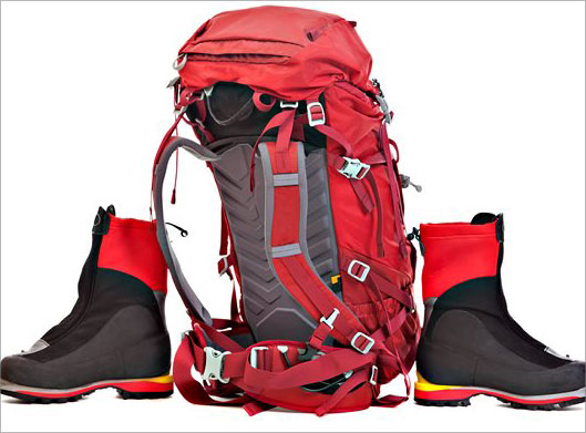 دانلود عکس با کیفیت از کوله پشتی و کفش کوهنوردی و ورزشی