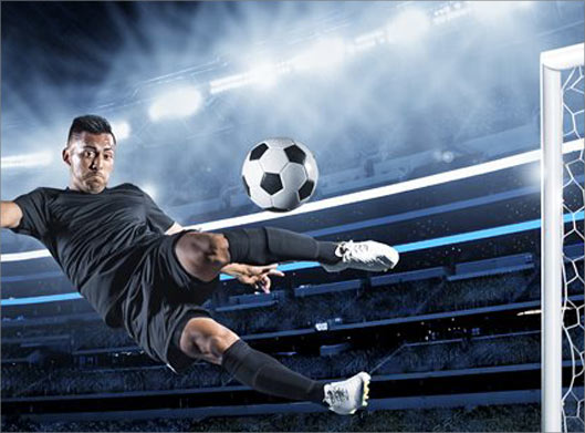 دانلود عکس با کیفیت از فوتبالیست در حال شوت کردن توپ فوتبال در استادیوم