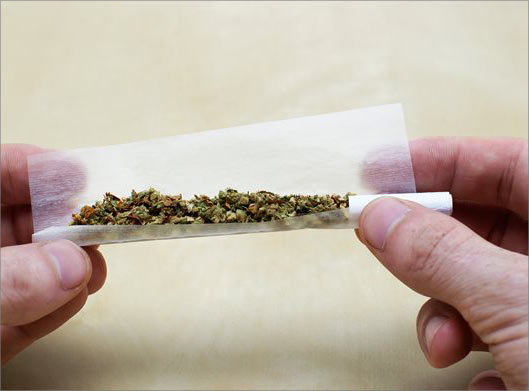 تصویر با کیفیت از مواد مخدر و ماریجوانا روی کاغذ