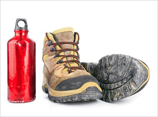 تصویر با کیفیت از کفش های کوهنوردی و قمقمه آب قرمز