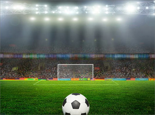 دانلود عکس با کیفیت از توپ فوتبال در ورزشگاه ، چمن و دروازه