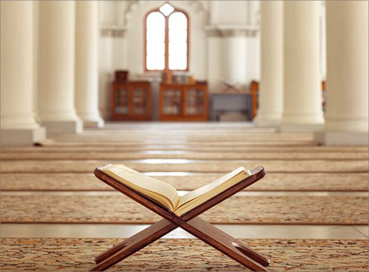 دانلود عکس با کیفیت از قرآن روی رحل چوبی در مسجد و حسینیه
