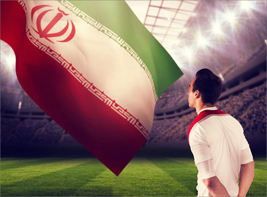 عکس با کیفی تاز اهتزاز پرچم ایران و احترام به پرچم جمهوری اسلامی ایران در ورزشگاه فوتبال