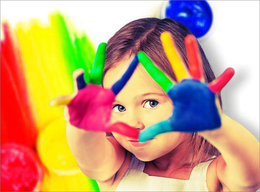 دانلود عکس با کیفیت از دختر بچه با دست های رنگی رنگی
