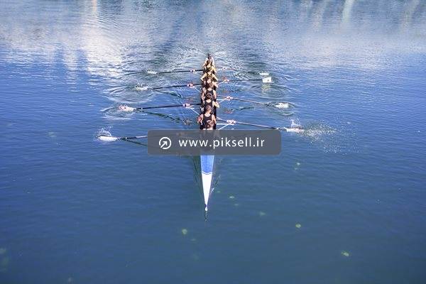تصویر با کیفیت از قایق رانی در دریاچه و ورزش قایقرانی