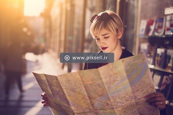 عکس با کیفیت از سفر و مسافر زن در حال بررسی نقشه سفر