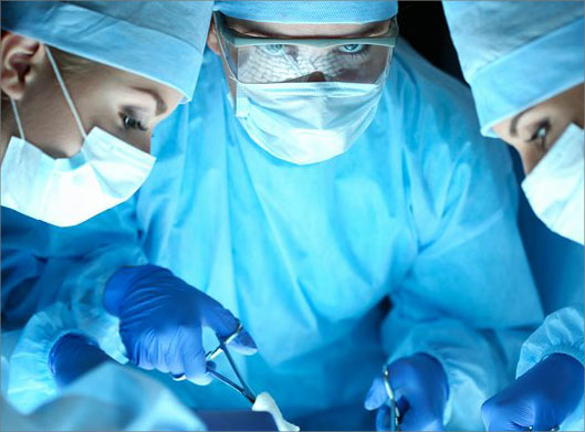 دانلود عکس با کیفیت از جراحان با روپوش آبی در حال عمل جراحی
