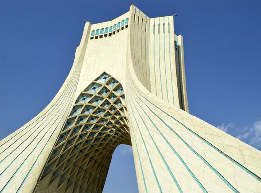 عکس با کیفیت از نمای نزدیک برج آزادی تهران