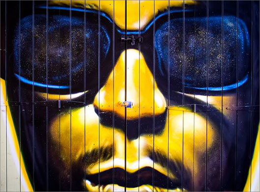 دانلود عکس با کیفیت از نقاشی شهری از پرتره مرد جوان با عینک دودی