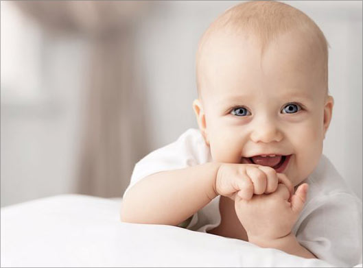 دانلود عکس با کیفیت از نوزاد با مزه خندان