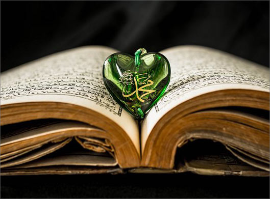 دانلود عکس با کیفیت از قرآن قدیمی و قلب شیشه ای با نوشته محمد (ص)