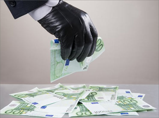 دانلود عکس با کیفیت از اسکناس های سبز و دست مرموز در حال دزدیدن پولها