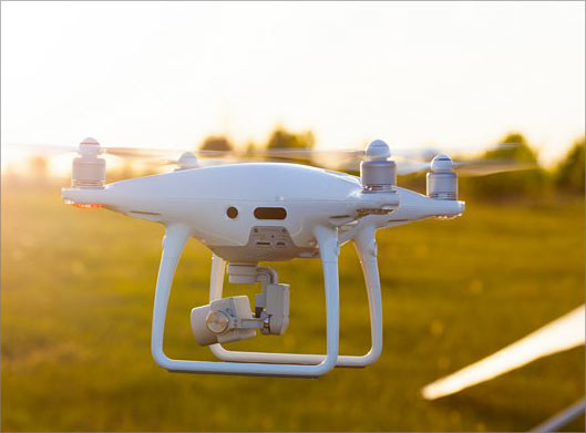 دانلود عکس با کیفیت از کوادکوپتر در حال پرواز در مزرعه