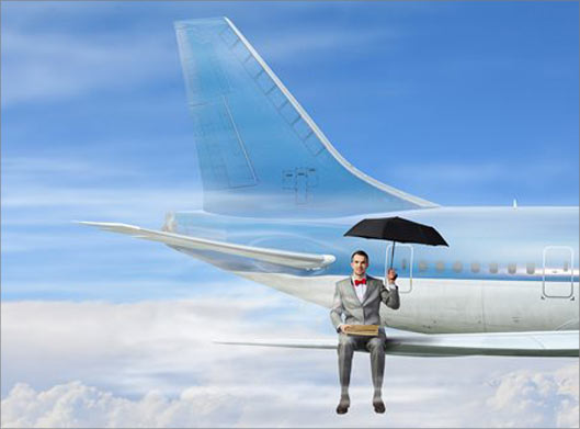عکس با کیفیت از مرد نشسته روی بال هواپیما در آسمان و چتر در دست