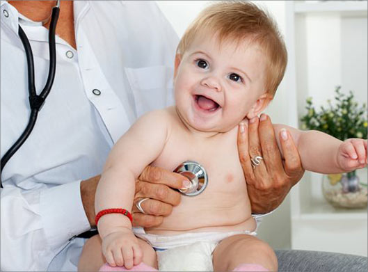 تصویر با کیفیت از معاینه نوزاد توسط پزشک کودکان