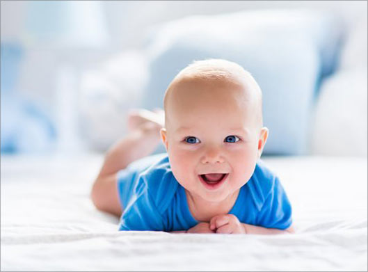 عکس با کیفیت از نوزاد خندان با لباس آبی