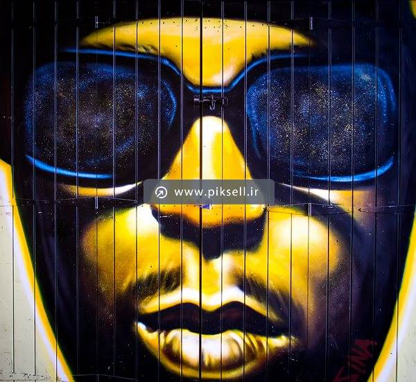 دانلود عکس با کیفیت از نقاشی شهری از پرتره مرد جوان با عینک دودی