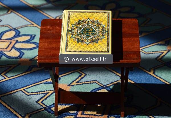دانلود عکس با کیفیت از قرآن کریم روی میز و رحل چوبی در مسجد