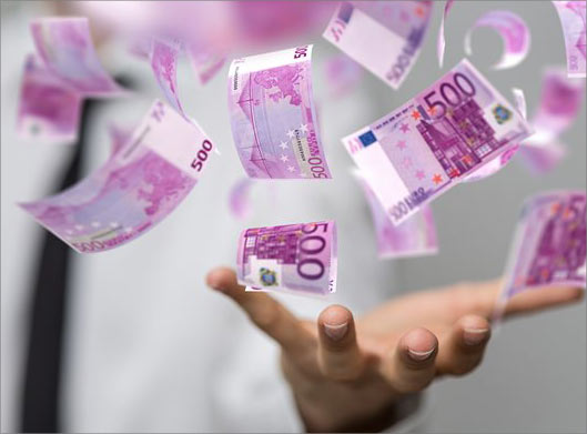 تصویر با کیفیت از اسکناس های 500 یورویی روی هوا در کف دست