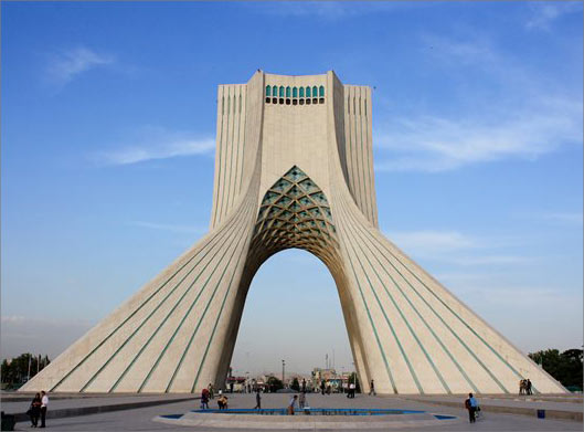 تصویر با کیفیت از برج آزادی تهران از نمای روبرو