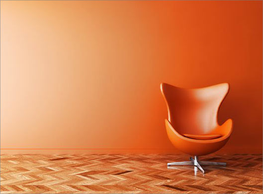 تصویر با کیفیت از دکوراسیون داخلی خانه با دیوار و صندلی نارنجی با کفپوش پارکت