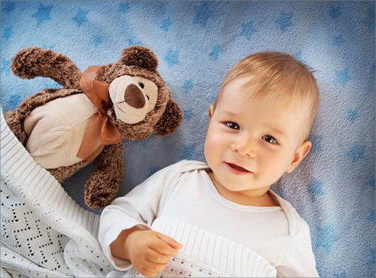 دانلود عکس با کیفیت از نوزاد خوابیده و خرس عروسکی
