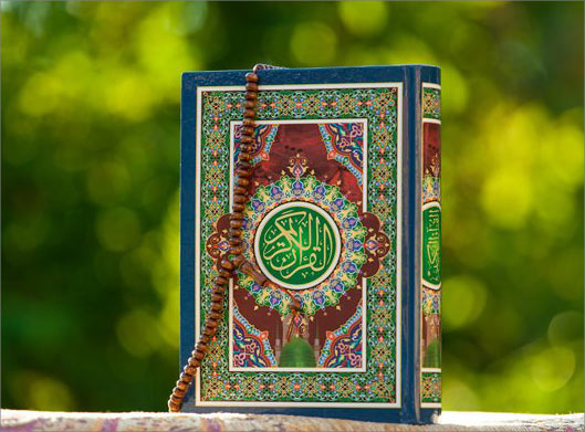 عکس با کیفیت از قرآن ایستاده و تسبیح