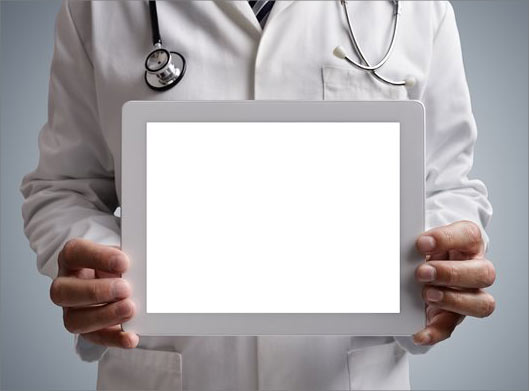 دانلود تصویر با کیفیت از نمایش قاب خالی توسط پزشک با گوشی پزشکی