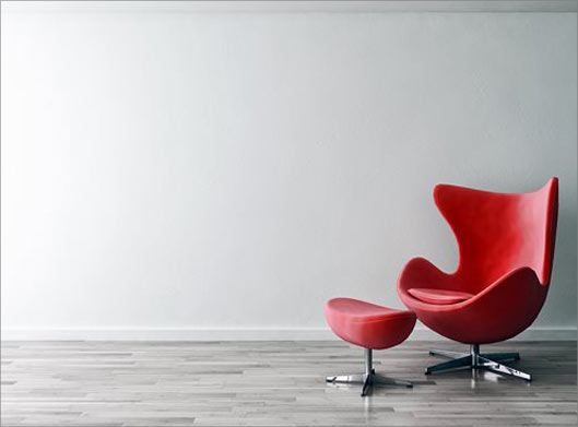 تصویر با کیفیت از دیوار خالی و صندلی و میز قرمز با کف پوش پارکت